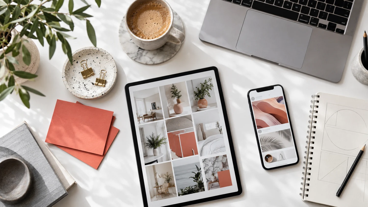 Tablet z inspiracjami wnętrzarskimi i materiały do planowania publikacji